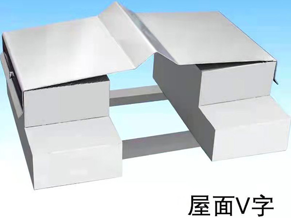 结构拉缝板由铝合金型材或不锈钢板制成